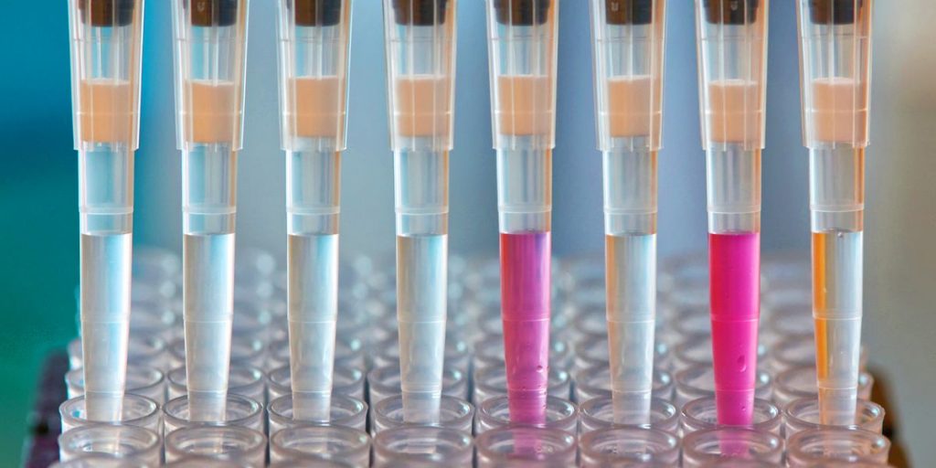 l'eau est un réactif majeur dans la biochimie et l'immunologie cliniques